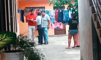 Los investigadores realizaron una inspección al lugar donde se encontró el cadáver de la joven universitaria. Foto: El Deber