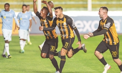 Los atigrados celebran el primer gol anotado por Triverio.