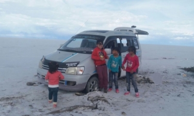 El vehículo que quedó sin poder movilizarse en medio del Salar
