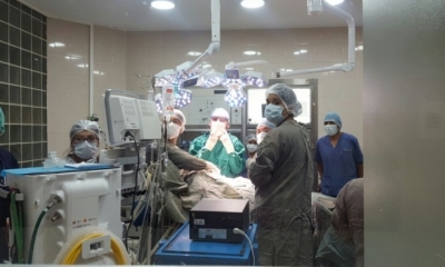 Médicos en una cirugía en el hospital de Clínicas. Foto de Archivo: ANF
