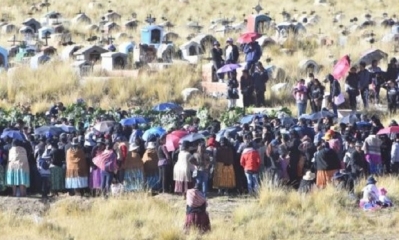 Los amigos y familiares de Jonathan lo despidieron en el cementerio del barrio Villa Ingenio en El Alto. Foto: APG