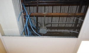 Lugar en el techo donde se hallaron los computadores. / Foto. watchdog.ohio.gov
