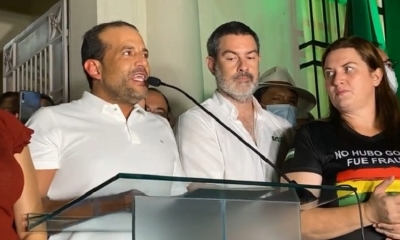 El gobernador de Santa Cruz, Luis Fernando Camacho, brinda un discurso. 