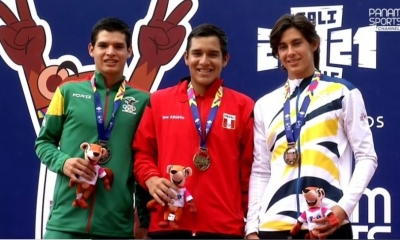 Juan Carlos Prado (i) posa en el podio con su medalla de plata. CALI 2021
