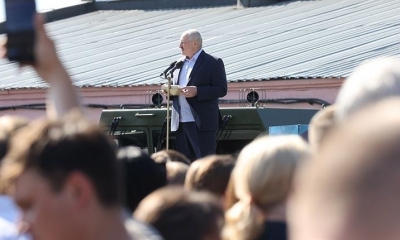 El presidente electo de Bielorrusia, Alexandr Lukashenko, se dirige a los trabajadores en Minsk. | EFE