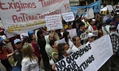 Manifestantes expresaron su rechazo a la gestión del ministro de Salud y la falta de distribución de medicamentos. | Fuente: AFP