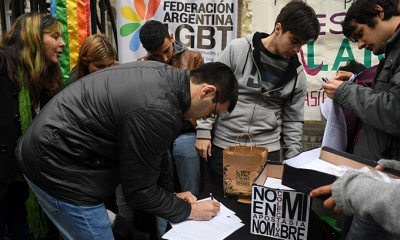 Argentinos llenan formularios para renunciar a la Iglesia católica, Buenos Aires, Argentina.