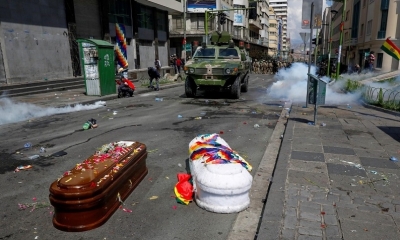 Foto / Archivo : Dos ataúdes, abandonados en la calles durante la masacre de Senkata