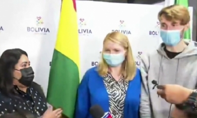 Imágenes de la llegada de la pareja ucraniana junto a la Directora General de Migración. 