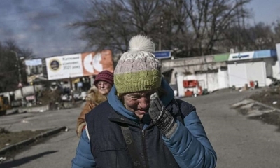Un ciudadano del Norte de Kiev llora al tener q ser evacuado.