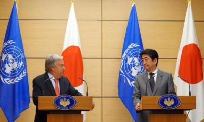 El Secretario General de las Naciones Unidas, Antonio Guterres (i), y el primer ministro japonés, Shinzo Abe (d)