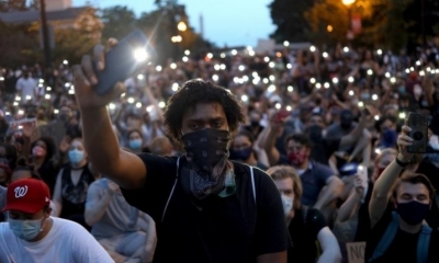 Los manifestantes cantan 