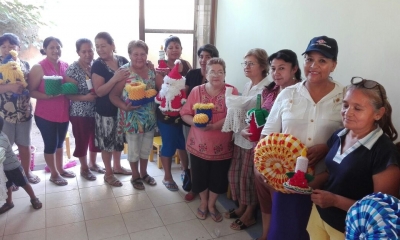 Mujeres del Barrio la Playa con prendas de capacitacion