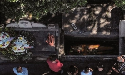 Una familia llora la muerte por Covid de un ser querido.