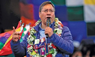 El presidente Luis Arce da un discurso.