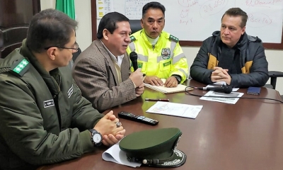 Autoridades policiales junto al Alcalde Ramiro Vallejos, presentando el proyecto