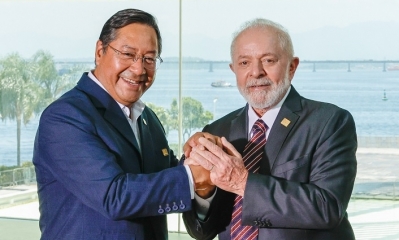 El presidente Luis Arce y su homólogo Luiz Inácio Lula da Silva, el 7 de diciembre, en Brasil.