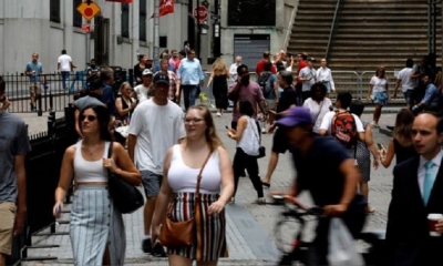 Peatones y turistas fuera de la Bolsa de Valores de Nueva York en Nueva York. | Fuente: EFE