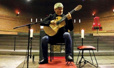 El guitarrista boliviano Piraí Vaca durante el concierto en Alemania