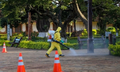 Santa Cruz cumplió masiva fumigación de sus calles y avenidas. Foto/Gobernación