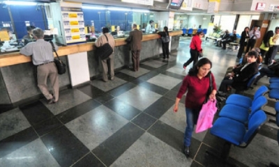 En la calle Camacho de la urbe paceña se verificó el funcionamiento de distintas entidades de intermediación financiera y que hubo una baja afluencia 