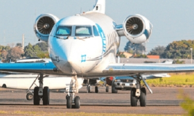 La aeronave sigue parqueada en el aeropuerto El Trompillo. Dejó una deuda de unos Bs 50.000. Foto: EL DEBER