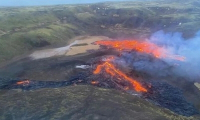 erupción volcánica  proseguía este sábado en Islandia a unos 40 km de la capital, Reikiavik