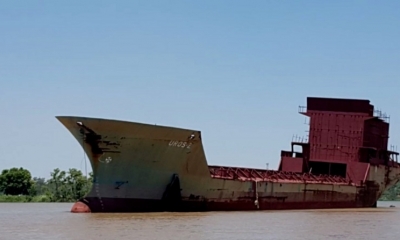 La embarcación terminó encallada en un banco de arena tras navegar casi 60 kilómetros por el río Paraná.