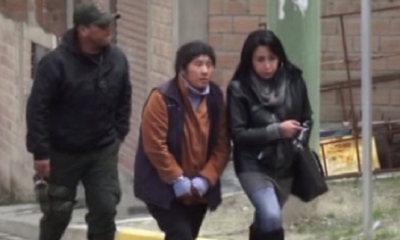Micaela León junto a su abogada en la reconstrucción del asesinato de la pareja/Foto. RRSS