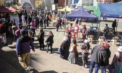 Vacunación en la plaza Camacho de La Paz