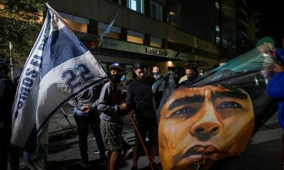 Hinchas del fútbol y seguidores apoyan a Diego Maradona en la puerta del hospital donde está internado. | EFE
