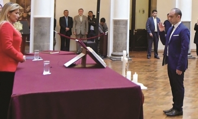 Mostajo, cuando juró al cargo de embajador de ciencia y tecnología. Foto:abi