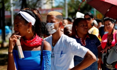 Cubanos con mascarillas ante el coronavirus EFE