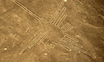 Imagen de archivo de la vista aérea del colibrí, una de las figuras mejor conservadas de las líneas de Nasca, en Perú