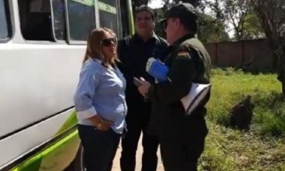 Marisol Negrete con la Policía/Foto. RRSS