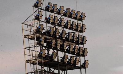 La instalación de las luces LED del estadio Félix Capriles/Foto. Carlos López