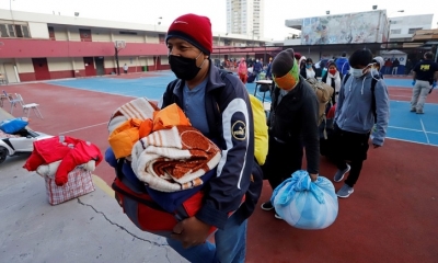 Bolivianos varados en Chile en la ciudad de Pisiga, tras el estallido del enfermedad por coronavirus en Iquique, Chile, el 27 de abril de 2020.