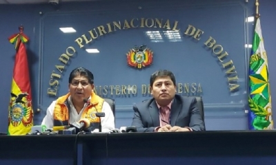 Autoridades de Gobierno en conferencia de prensa. 