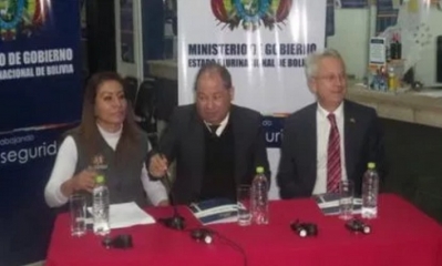 El embajador del Reino Unido en Bolivia, James Thorton y autoridades del Ministerio de Gobierno. Foto: Dennis Luizaga