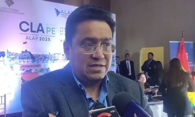 El ministro de Justicia, César Siles, en un contacto con la prensa en Sucre. 