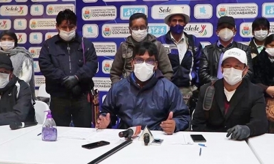 Alcaldes y el presidente de Amdeco, Héctor Arce, en conferencia de prensa. | Gobernación de Cochabamba