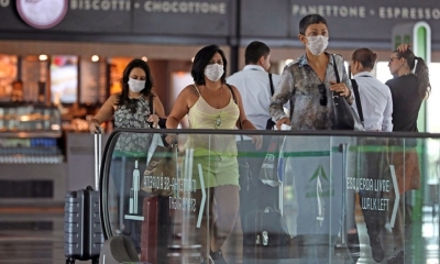 Pasajeros usan máscaras faciales por el coronavirus, en el aeropuerto Juscelino Kubitschek en Brasilia, Brasil, el 15 de marzo de 2020.