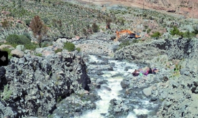 Se usó equipo pesado para encausar el agua que salió del reservorio San Sebastían en la zona del Kari Kari. 