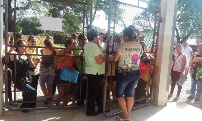 Los padres se quejan de la falta de formularios/Foto. Kandire.bo