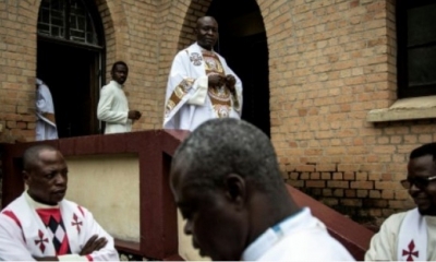  Sacerdotes antes de iniciar una misa en Kinshasa por el día de los mártires de la independencia 