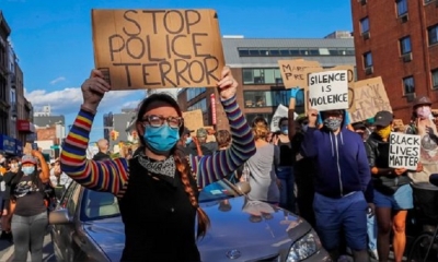 Manifestantes protestan en Brooklin, Nueva York, contra el asesinato de George Floyd en Minneapolis, Minnesota. | Fuente: EFE