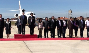 Mario Abdo fue recibido por las autoridades en Oruro/Foto. JI