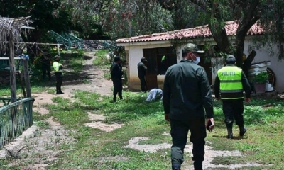 La Policía de Tarata inspecciona la finca Maicapampa en La Angostura que fue tomada violentamente ayer por avasalladores.