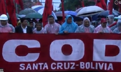 Pese a la lluvia los trabajadores marcharon/Foto. Captura de pantalla