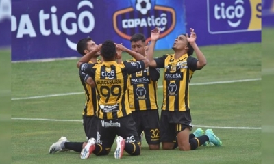 El festejo de los jugadores de The Strongest. | APG